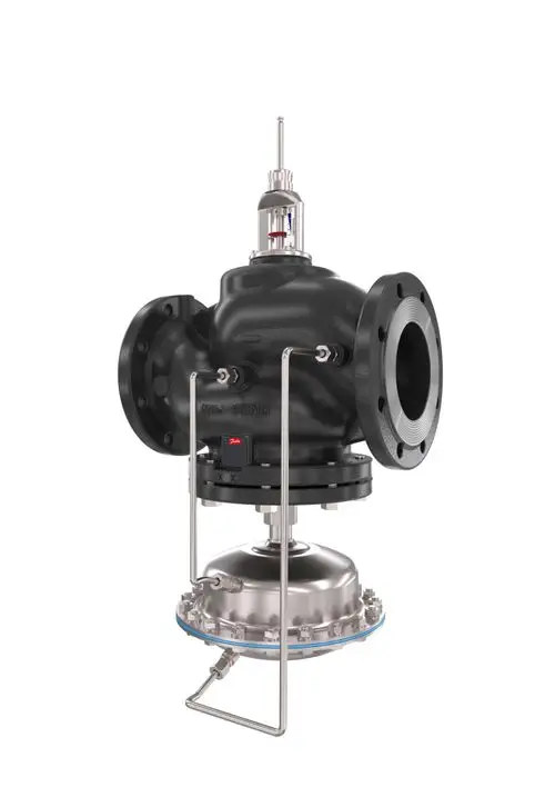 Danfoss Motorstellventil mit einem schwarzen Gehäuse und einer metallenen Unterseite, ausgestattet mit mehreren Anschlüssen und einem Druckmessgerät.
